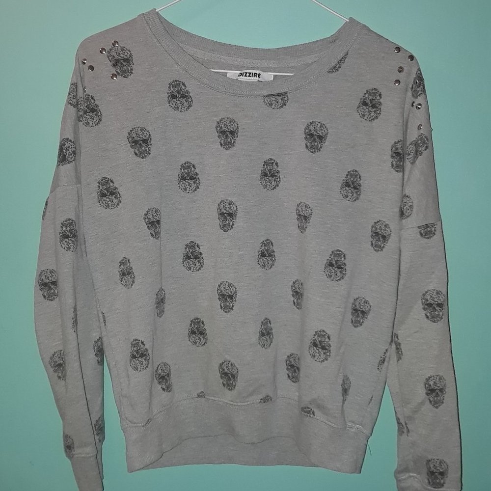 Gray skull sweater 💀